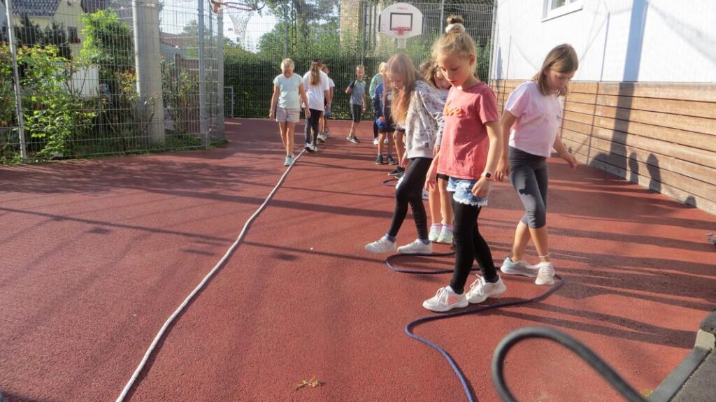 Gerader künstlicher und natürlich gewundener Flussverlauf werden durch Ablaufen verglichen