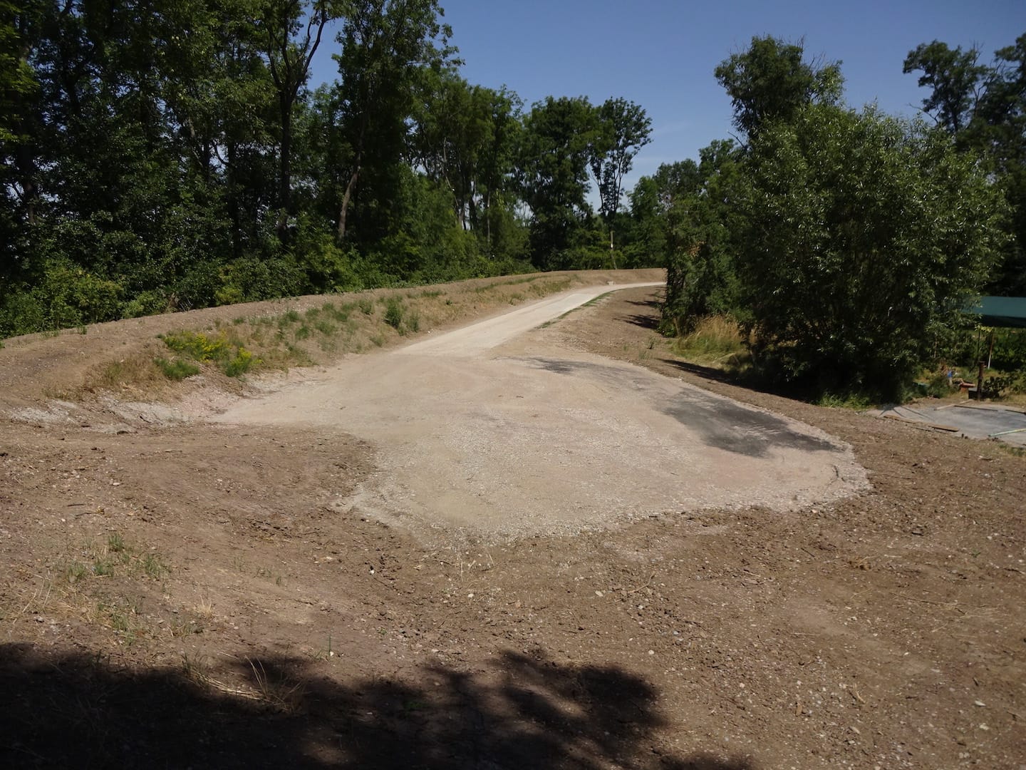 Ertüchtigter Deich in Ringleben